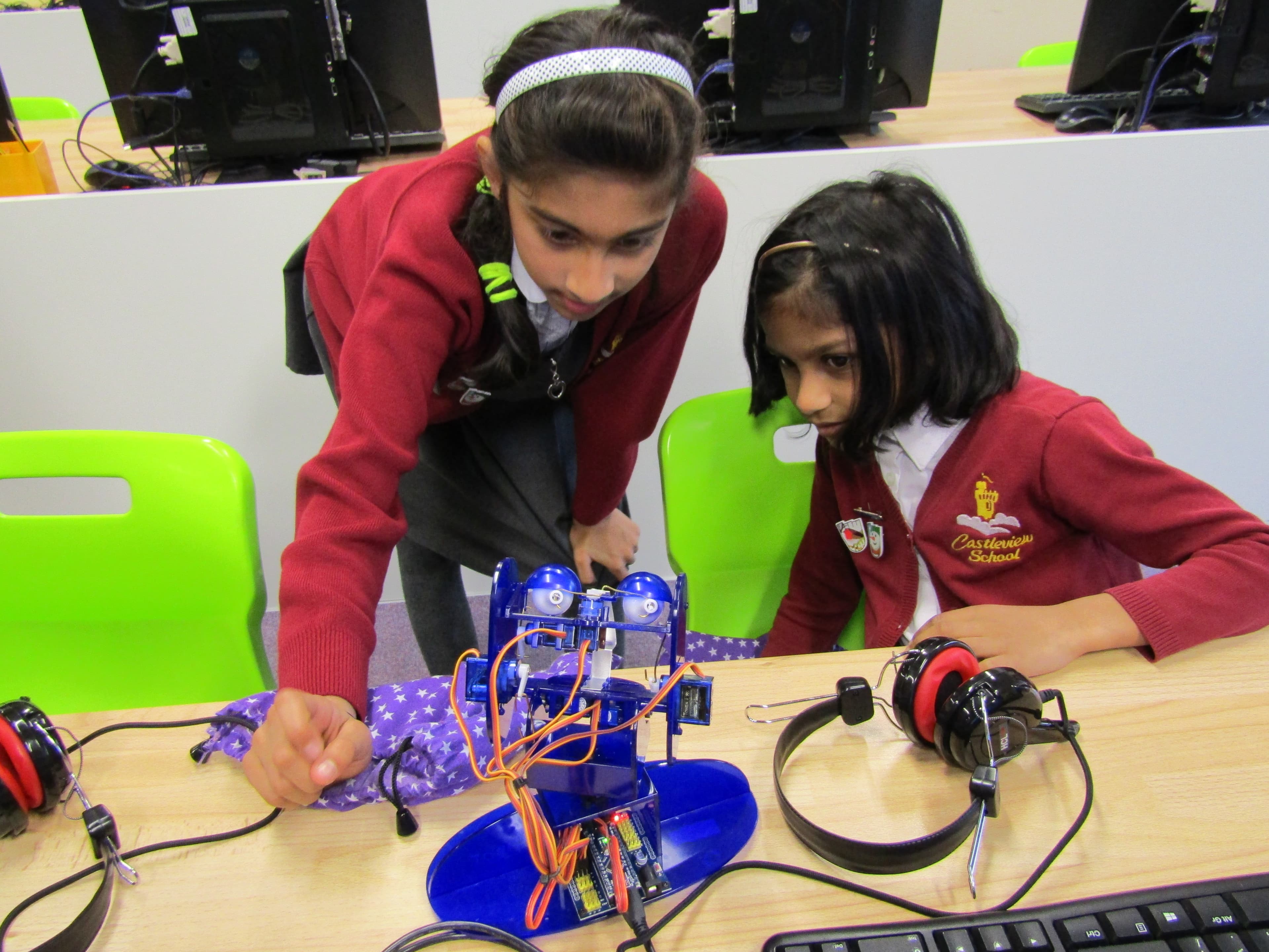 Children programming Ohbot